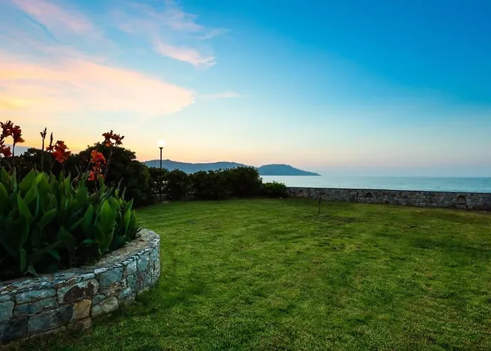 Effie Front With Pool * Hanya