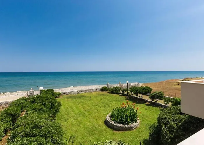 Effie Front With Pool *