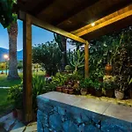 Effie Front With Pool Apartamento