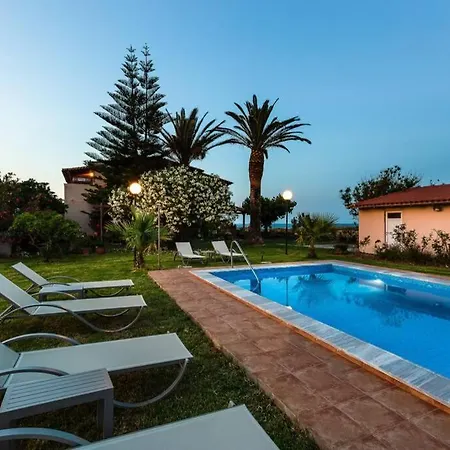 Effie Front With Pool Апартаменти